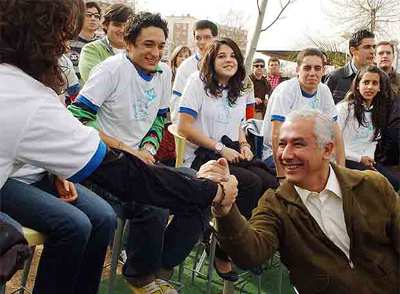 El presidente del PP de Andalucía, Javier Arenas, con miembros de Nuevas Generaciones de Córdoba.