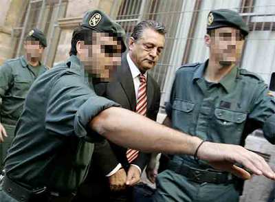 El ex alcalde de Andratx Eugenio Hidalgo (PP) es conducido por dos guardias civiles al juzgado.