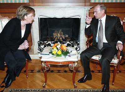 Angela Merkel y Vladímir Putin, durante su reunión de ayer en Sochi.