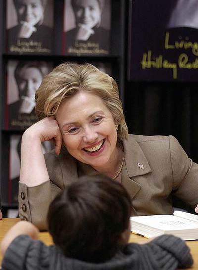 Hillary Clinton habla con un niño durante una firma de libros en 2006.