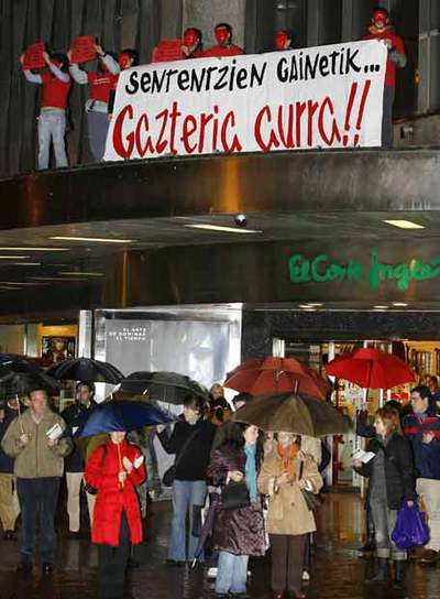 Jóvenes de la izquierda  abertzale  protestan contra la sentencia del Supremo en el centro de Bilbao.