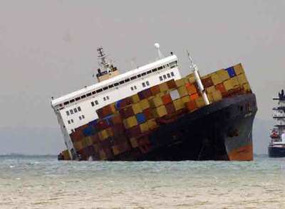 El carguero  Napoli  encallado en la costa del suroeste de Inglaterra, junto al remolcador.