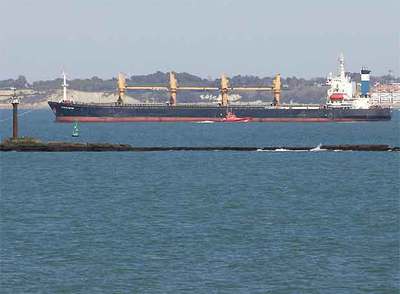 El buque   Ocean Globe   encallado ante el Faro de las Puercas (Cádiz).