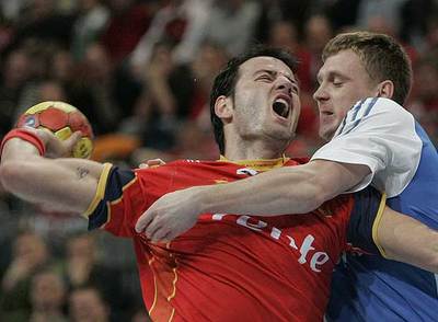 Kaynarov intenta impedir un lanzamiento de Iker Romero.