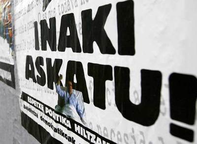 Cartel que pide la libertad de De Juana Chaos colocado en el barrio bilbaíno de Santutxu.