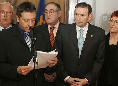 El portavoz de la federación de víctimas lee ante el  lehendakari  el comunicado sobre De Juana Chaos.