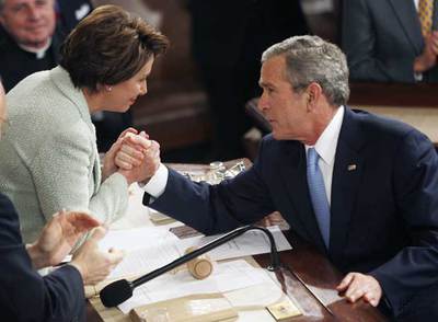 Bush estrecha la mano de Pelosi al finalizar el discurso sobre el estado de la Unión.