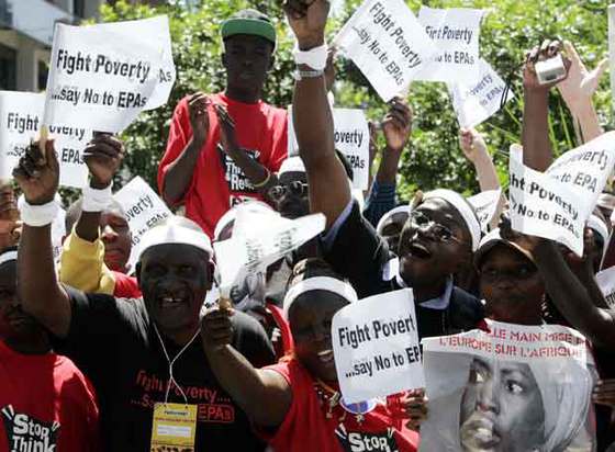 Manifestación de participantes del Foro Social Mundial ante la sede de la Unión Europea en Nairobi (Kenia).