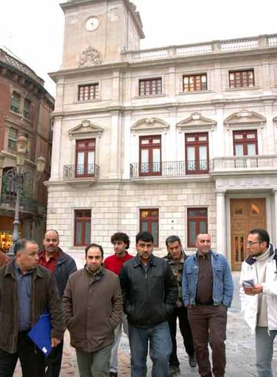 Representantes de los magrebíes frente al Ayuntamiento.