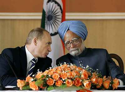El primer ministro indio, Manmohan Singh (derecha), y el presidente ruso, Vladímir Putin, ayer en Nueva Delhi.