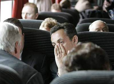 Nicolas Sarkozy habla con sus colaboradores durante un viaje en tren ayer, en campaña electoral.