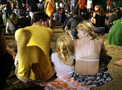 Unos padres con su hija.