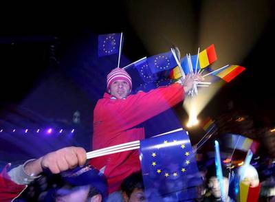 Celebración del año nuevo 2007 en la plaza de la Universidad de Bucarest, con banderas rumanas y de la UE.