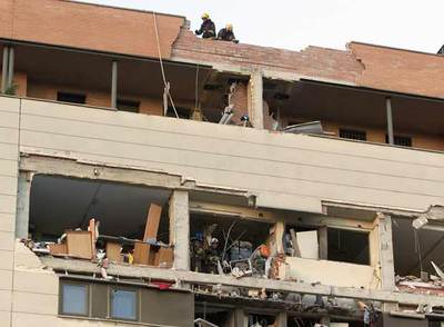 Los bomberos trabajan en el piso de la séptima planta del edificio, la más afectada por la explosión.