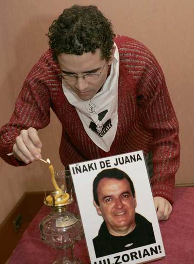 Mattin Troitiño, de Etxerat, enciende una vela en homenaje a De Juana