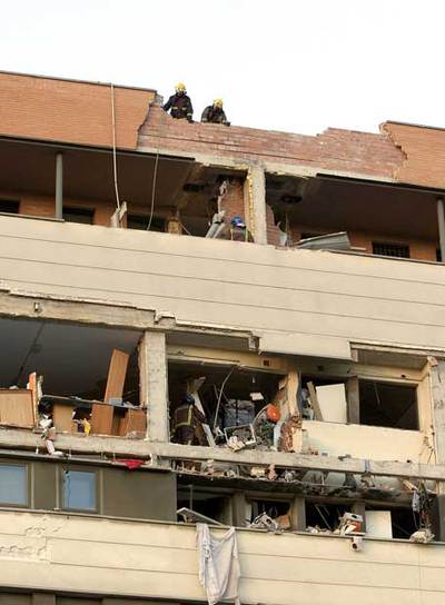 Estado en que quedó el edificio de Cornellà después de la explosión de gas.