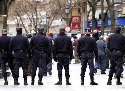 Un grupo de  antidisturbios  vigiló la calle Mayor de Alcorcón para evitar que los estudiantes accedieran a la plaza del Ayuntamiento.