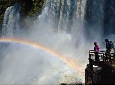 Las cataratas de Iguazú (en la foto, el salto de Bossetti), en la frontera argentina con Brasil y Paraguay, suelen incluirse en los circuitos por Argentina, uno de los países favoritos de los lectores de  El Viajero. 
