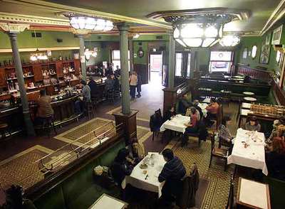 El café de La Granja, con sus columnas de hierro forjado y sus lámparas de estilo  art nouveau,  fue inaugurado en 1926 rnen la plaza Circular de Bilbao.