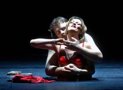 Michael König y Hannah Esther Minutillo, en una escena de  Diario de un desaparecido. 