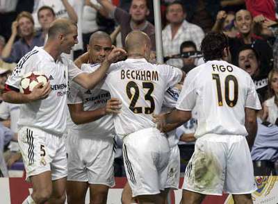 Zidane, Ronaldo, Beckham y Figo celebran un gol al Roma, en 2004, en la Liga de Campeones.