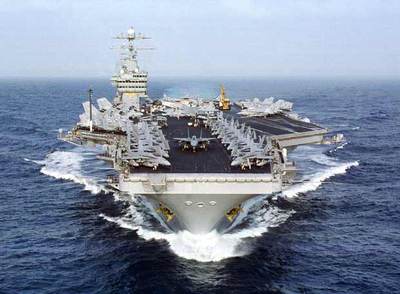 El portaaviones  Eisenhower , durante unas maniobras en aguas del golfo Pérsico.