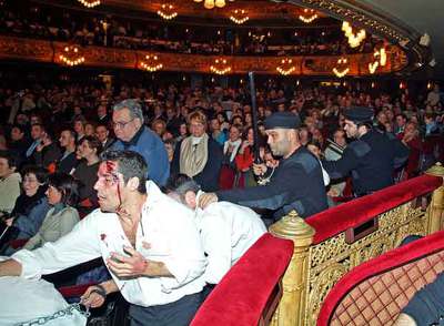 Escena del auto de fe de  Don Carlos  en la que los herejes son apaleados entre el público del Liceo.