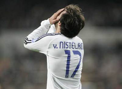 Ruud van Nistelrooy lamenta una ocasión desperdiciada.