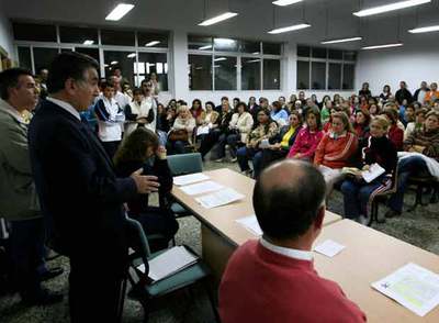 Padres de alumnos y profesores de un instituto de La Línea (Cádiz), durante una asamblea para tratar un caso de acoso escolar.