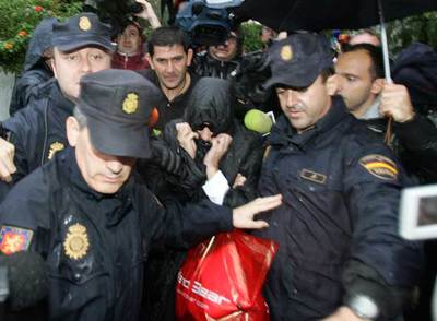 La policía traslada al juzgado, en noviembre pasado, a Mayte Zaldívar, esposa del ex alcalde Julián Muñoz, ambos encausados por la Operación Malaya.