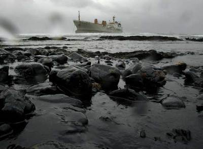 El buque  Sierra Nava,  fondeado en la bocana del puerto de Algeciras.