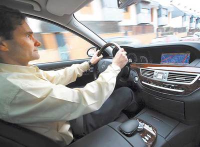 Un coche con un navegador GPS integrado en el salpicadero.