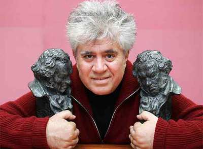 Pedro Almodóvar posa en su oficina de Madrid con dos de los  goyas  logrados por su película  Volver.  