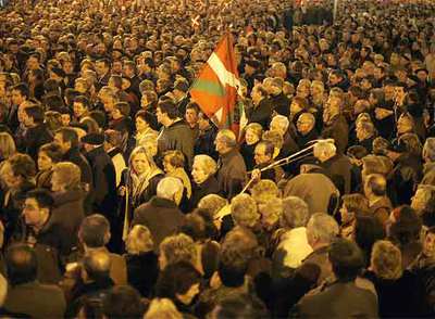 Un momento de la manifestación de ayer en Bilbao en apoyo al  lehendakari,  Juan José Ibarretxe.