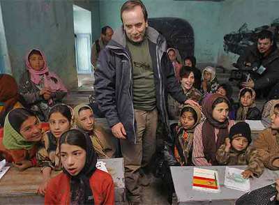 El ministro de Defensa, José Antonio Alonso, durante su visita a un colegio financiado por la Agencia Española de Cooperación Internacional en Qal-i-Naw.