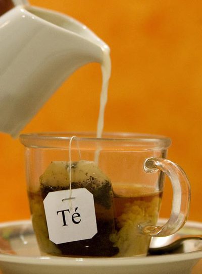 La caseína de la leche interactúa con el té.