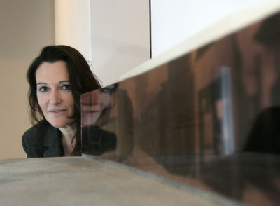 Cristina Iglesias posa junto a una de las piezas complementarias de  Los tres corredores suspendidos. 