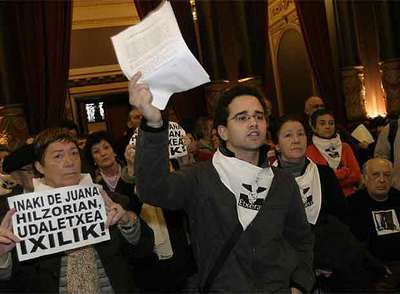 Familiares de presos irrumpen en el pleno de San Sebastián