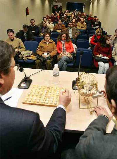 Sorteo de 80 viviendas de protección oficial, ayer en Córdoba.