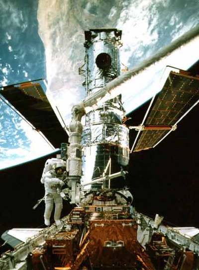 Un astronauta trabaja en el  Hubble , sobre el transbordador, en 1997.