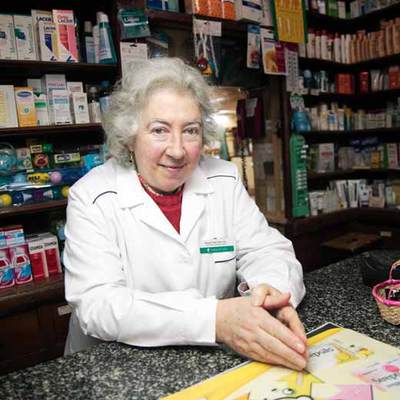 Mª Paz Valls, en el mostrador de su farmacia.