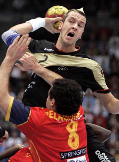 Hens lanza el balón ante Belaustegui en el España-Alemania.