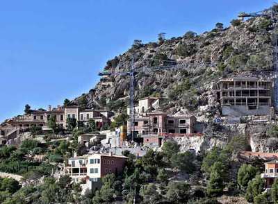Varias viviendas construidas y otras en fase de edificación en una zona protegida de la costa de Andratx (Mallorca).