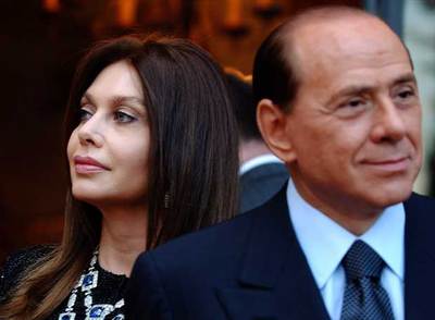 Silvio Berlusconi, entonces primer ministro, y su esposa, Veronica, en un acto público en Roma en 2004.