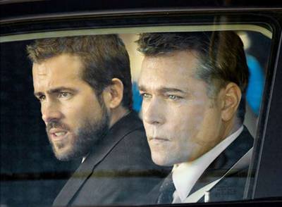 Ryan Reynolds y Ray Liotta, en una imagen de  Ases calientes. 