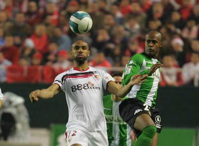 Kanouté y Assuncão pugnan por hacerse con el balón.