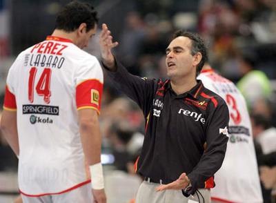 Juan Carlos Pastor, con gesto contrariado, da instrucciones a Juancho en un momento del partido.