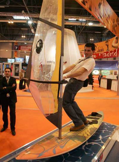Un joven bromea sobre una tabla de windsurf en Fitur.