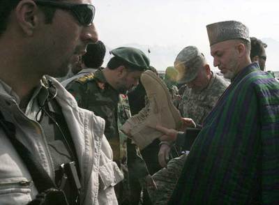 El presidente afgano, Hamid Karzai (derecha), ayer durante la donación estadounidense de equipamiento militar.