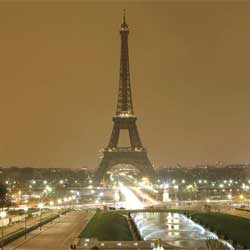 La torre Eiffel de París, minutos antes de la hora fijada para el apagón, a la izquierda, y ya sin iluminación entre las 19.55 y las 20.00.